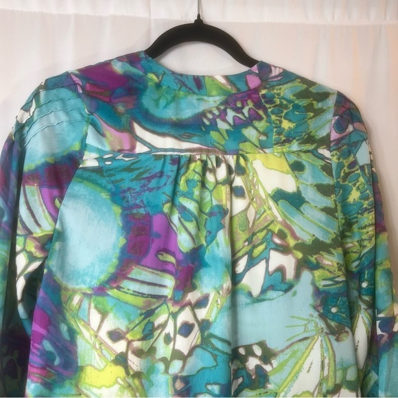 Gibson blouse with a vibrant, multi-color v- neck three-quarter sleeves Size:S - Picture 10 of 12